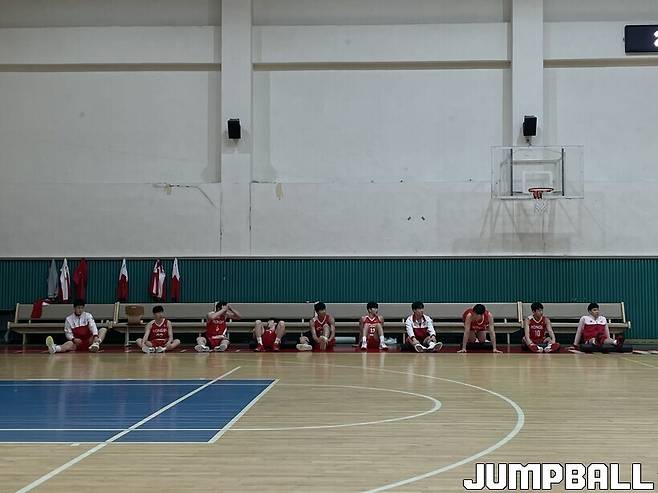 ▲반대편 선배들이 1대1하는 모습을 구경하는 홍대부고 선수들