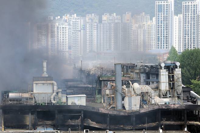 금호타이어 광주공장 화재 발생 이틀째인 18일 광주 광산구 소촌동 일대 도심이 검은 연기로 뒤덮이고 있다. 연합뉴스