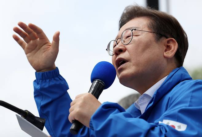 더불어민주당 이재명 대선후보가 17일 전남 나주시 금성관 망화루 앞에서 열린 유세에서 지지를 호소하는 연설을 하고 있다. 연합뉴스