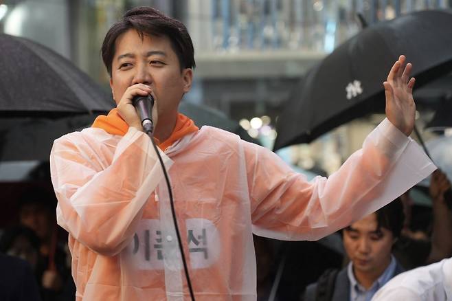 이준석 개혁신당 대통령 후보가 17일 서울 마포구 홍대패션거리에서 유세하고 있다. 연합뉴스