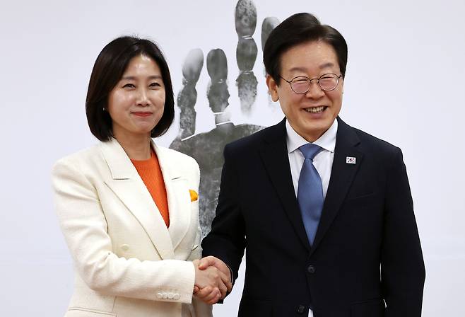 지난해 8월 국회에서 만난 허은아 당시 개혁신당 대표(왼쪽)와 이재명 당시 더불어민주당 대표. 뉴시스