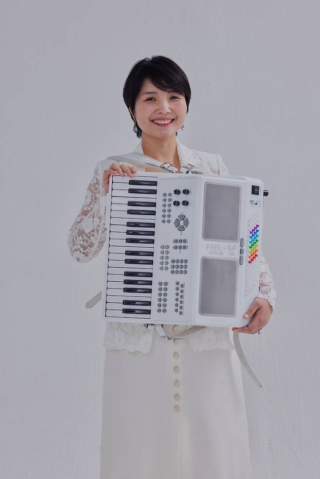 윤설미씨가 자신이 개발한 전자악기 헤세디언을 들고 있다. 윤씨 제공