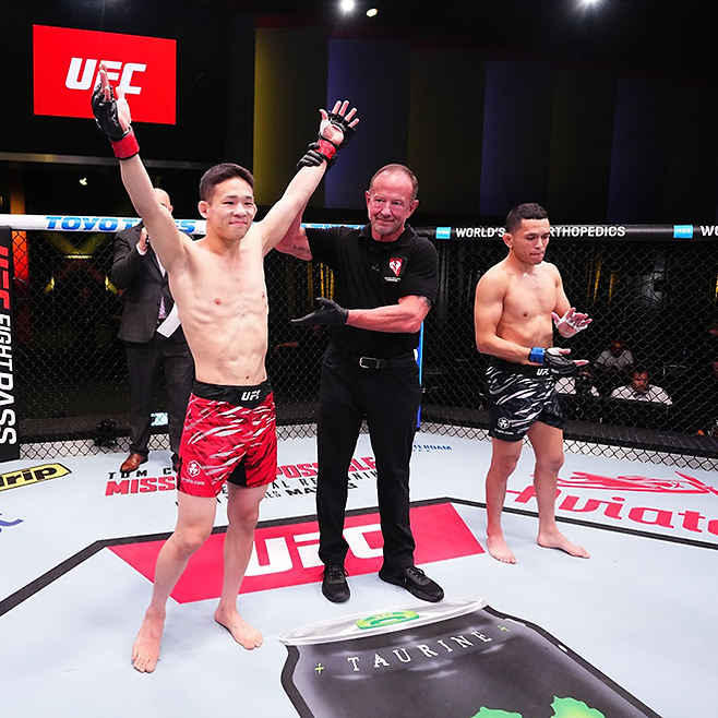 박현성이 2025년 5월 미국 네바다주 엔터프라이즈에서 UFC 데뷔 2연승을 달성한 후 기뻐하고 있다. 사진=TKO