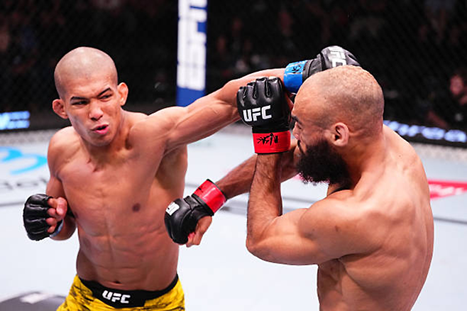 ‘코리안 좀비’ 정찬성이 만든 종합격투기 단체 ZFN 출신 마테우스 카밀루가 2025년 5월 미국 네바다주 엔터프라이즈 UFC on ESPN+ 114 라이트급 제7경기 게이브 그린을 공격하고 있다. 사진=TKO