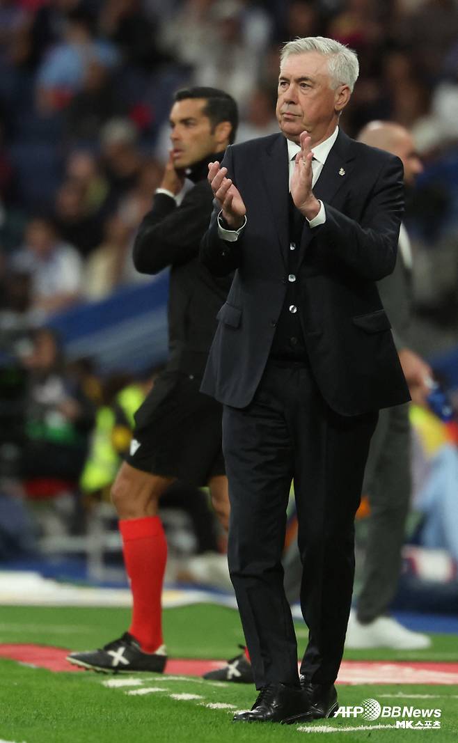 브라질 축구 대표팀으로 향하는 카를로 안첼로티 감독. 안첼로티 감독은 “나는 레알 마드리드 감독직을 맡으면서 단 한 번도 갈등을 겪은 적이 없다”며 “앞으로도 레알과의 갈등은 없을 것”이라고 강조했다. 안첼로티 감독은 이어 “레알은 평생 내 마음속에 있는 클럽이다. 내가 영원히 레알 감독일 순 없다. 언젠가는 끝이 온다. 많은 이유가 있겠지만, 레알도 이젠 새로운 동력이 필요하다”고 했다. 사진=AFPBBNews=News1