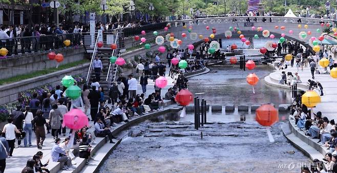 봄보다는 초여름에 가까운 날씨를 보인 30일 오후 서울 청계천을 찾은 시민들이 가벼운 옷차림으로 즐거운 점심시간을 보내고 있다. 2025.4.30/사진=뉴스1 Copyright (C) 뉴스1. All rights reserved. 무단 전재 및 재배포, AI학습 이용 금지.