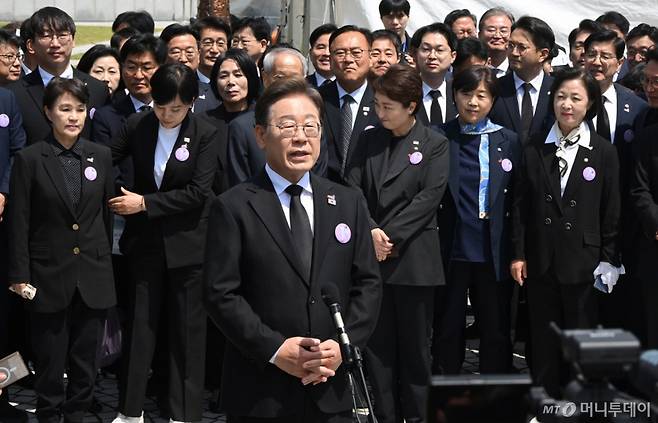 (광주=뉴스1) 국회사진취재단 = 이재명 더불어민주당 대선 후보가 18일 광주 북구 국립5·18민주묘지에서 열린 '제45주기 5·18 민주화운동기념식'에 참석한 뒤 취재진의 질의에 답하고 있다. 2025.5.18/뉴스1 Copyright (C) 뉴스1. All rights reserved. 무단 전재 및 재배포, AI학습 이용 금지.