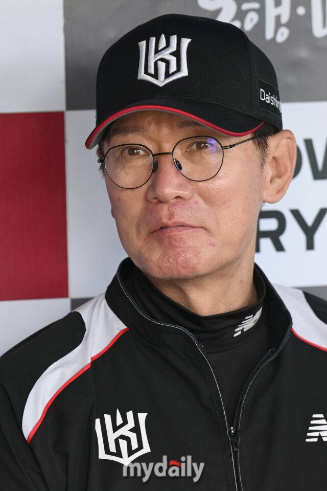 17일 서울 잠실야구장에서 열린 '2025 신한 SOL BANK KBO리그' KT 위즈와 LG 트윈스 더블헤더 1차전 경기. KT 이강철 감독이 경기 전 취재진과 인터뷰를 하고 있다./잠실 = 한혁승 기자