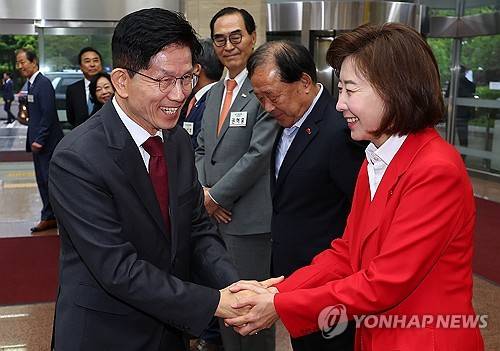 인사하는 김문수 후보와 나경원 공동선거대책위원장 (서울=연합뉴스) 김도훈 기자 = 국민의힘 김문수 대선 후보가 지난 15일 '자랑스러운 중소기업인협의회 조찬 강연'이 열린 서울 영등포구 중소기업중앙회에 도착해 나경원 공동선거대책위원장과 인사하고 있다. 2025.5.15 superdoo82@yna.co.kr
