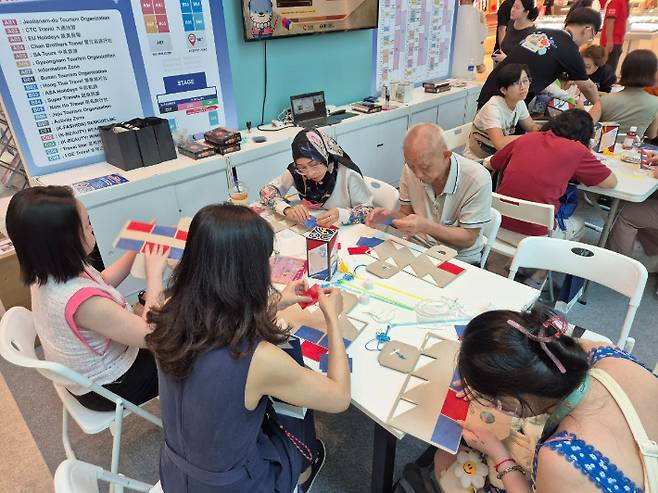 유등 만들기 체험. 경남도청 제공