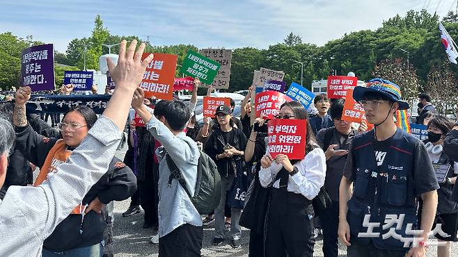 오월 유공자 등은 18일 오전 안창호 국가인권위원장이 5·18민주화운동 제45주년 정부 기념식 참석을 위해 국립5·18민주묘지를 찾자 강하게 항의했다. 김한영 기자