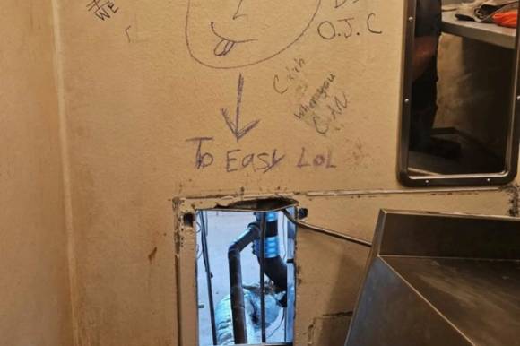 미국 교도소에서 탈옥한 죄수들은 자신들이 빠져나간 구멍 위에 “너무 쉽네. 롤”이란 낙서를 써놨다. 출처=올리언스 교구 교도소