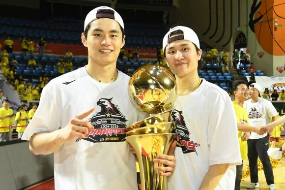 창원 LG 유기상과 양준석이 17일 서울 잠실학생체육관에서 열린 2024~25 프로농구 챔피언결정전 최종 7차전에서 서울 SK를 62-58로 꺾고 우승컵을 품에 안고 있다. KBL 제공