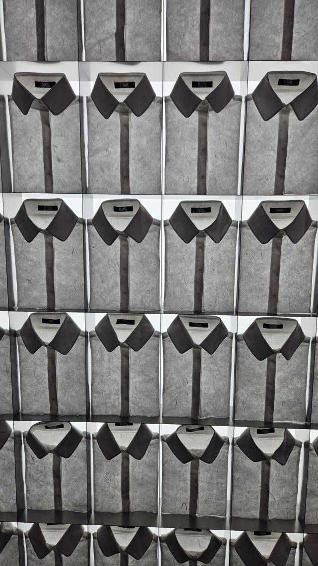 한지로 특별 제작한 칼 라거펠트의 와이셔츠 전시품.