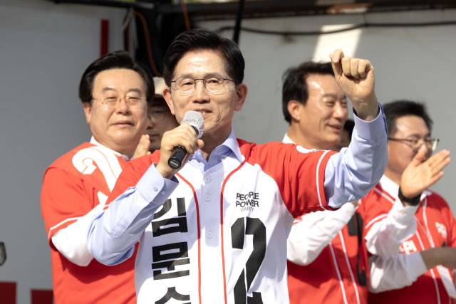 김문수 국민의힘 대선 후보가 14일 경남 밀양시 밀양관아 앞에서 열린 유세에서 시민들에게 지지를 호소하고 있다. 밀양=성형주 기자