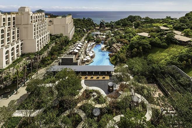 여름 휴가철 타임세일 프로모션 ‘썸머 이스케이프 딜’에 참여하는 롯데호텔 제주 수영장 사진제공 |롯데호텔앤리조트