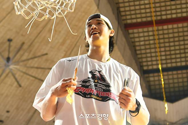 칼 타마요가 지난 17일 서울 잠실학생체육관에서 열린 프로농구 챔피언결정전 7차전에서 첫 우승을 결정지은 뒤 그물을 자르며 기뻐하고 있다. KBL 제공