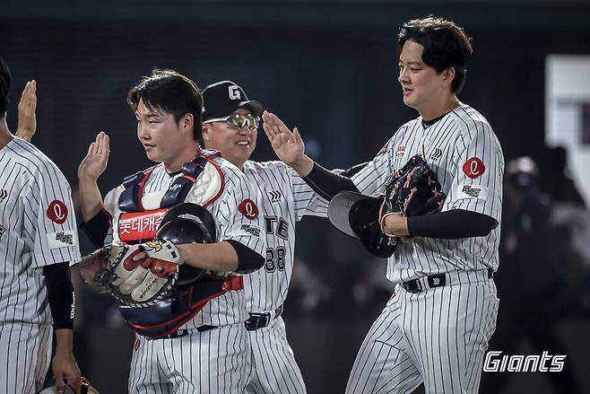 ▲ 김태형 감독이 경기 종료 후 김원중을 바라보며 미소를 짓고 있다. ⓒ롯데 자이언츠