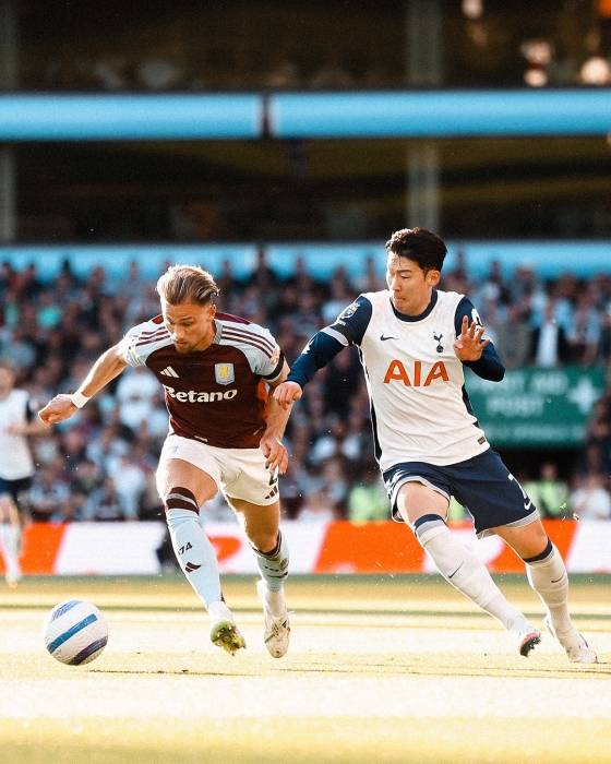 손흥민(오른쪽)이 17일 오전 3시 30분(한국시간) 영국 버밍엄의 빌라 파크에서 열린 2024~2025시즌 잉글랜드 프리미어리그(EPL) 38라운드 아스톤 빌라전에서 상대 선수와 몸싸움을 하고 있다. /사진=토트넘 홋스퍼 공식 사회관계망서비스(SNS) 갈무리