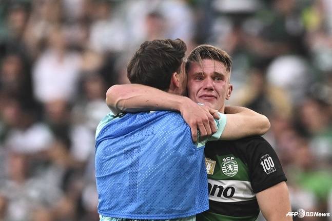 빅토르 요케레스(오른쪽)가 스포르팅CP의 리그 최종전이 끝난 뒤 눈물을 흘리고 있다. /AFPBBNews=뉴스1