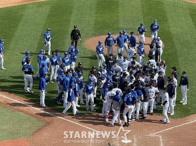 18일 사직 롯데-삼성전에서 5회말 양 팀 선수들이 벤치 클리어링을 일으켰다. /사진=양정웅 기자