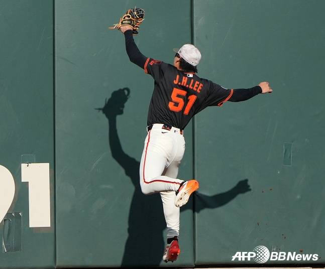 샌프란시스코의 이정후가 18일(한국시간) 미국 캘리포니아주 샌프란시스코에 위치한 오라클파크에서 열린 오클랜드와 2025 메이저리그(MLB) 정규시즌 홈경기 1회초 1사에서 브렌트 루커의 타구를 잡아내고 있다. /AFPBBNews=뉴스1