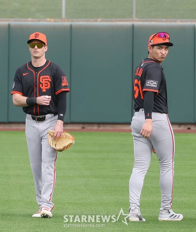 샌프란시스코 자이언즈(SFG) 선수단이 지난 2월 18일 미국 애리조나주 스코츠데일 스타디움에서 스프링캠프를 진행했다. 마이크 야스트렘스키가 이정후와 나란히 수비 훈련을 하고 있다. /사진=김진경 대기자