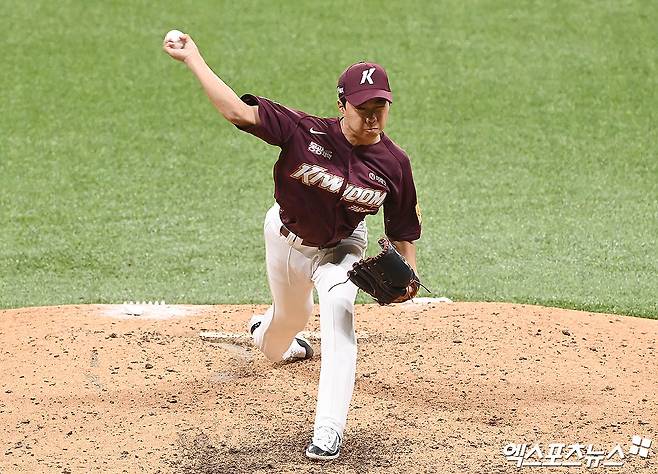 키움 투수 김연주는 17일 울산문수야구장에서 열린 '2025 신한 SOL Bank KBO 리그' NC와 더블헤더 2경기에서 선발 등판했다. 5이닝 1실점을 기록해 생애 첫 선발승을 챙겼다. 엑스포츠뉴스 DB