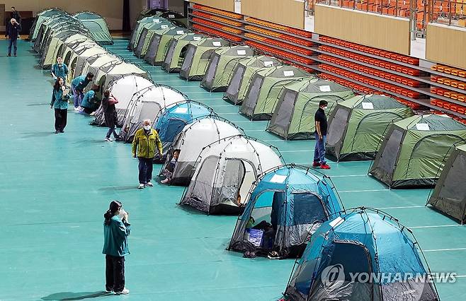 '보금자리 대신 대피소' (광주=연합뉴스) 정다움 기자 = 금호타이어 광주공장 화재가 발생한 17일 오후 광주 광산구 광주여자대학교 체육관에 마련된 대피소에서 주민들이 이동하고 있다.
이날 오전 7시11분께 시작한 불은 꺼지지 않고 13시간째 이어지고 있다. 2025.5.17 daum@yna.co.kr