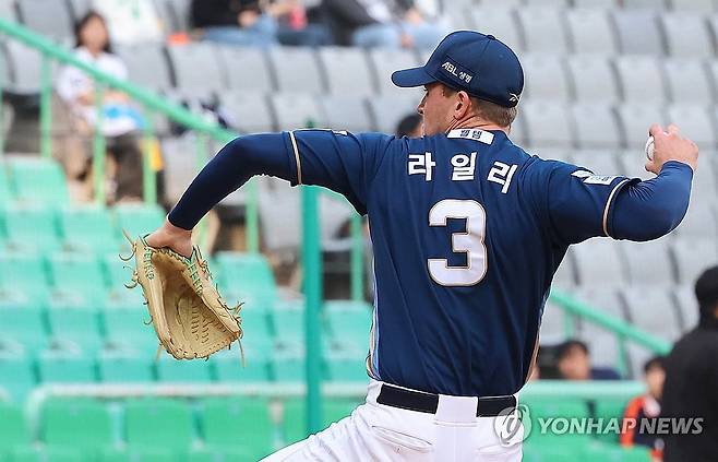 NC 선발 투수 라일리 (인천=연합뉴스) 임순석 기자 = 13일 인천 SSG랜더스필드에서 열린 프로야구 2025 신한 SOL 뱅크 KBO리그 NC 다이노스와 SSG 랜더스의 경기. NC 선발 투수 라일리가 역투하고 있다. 2025.5.13 soonseok02@yna.co.kr