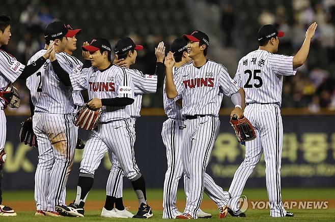 LG 승리 (서울=연합뉴스) 윤동진 기자 = 16일 잠실야구장에서 열린 2025 KBO리그 삼성 라이온즈 대 LG 트윈스 경기. 12 대 2로 승리한 LG 선수들이 기뻐하고 있다. 2025.4.16 mon@yna.co.kr