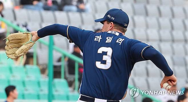 NC 선발 투수 라일리 (인천=연합뉴스) 임순석 기자 = 13일 인천 SSG랜더스필드에서 열린 프로야구 2025 신한 SOL 뱅크 KBO리그 NC 다이노스와 SSG 랜더스의 경기. NC 선발 투수 라일리가 역투하고 있다. 2025.5.13 soonseok02@yna.co.kr
