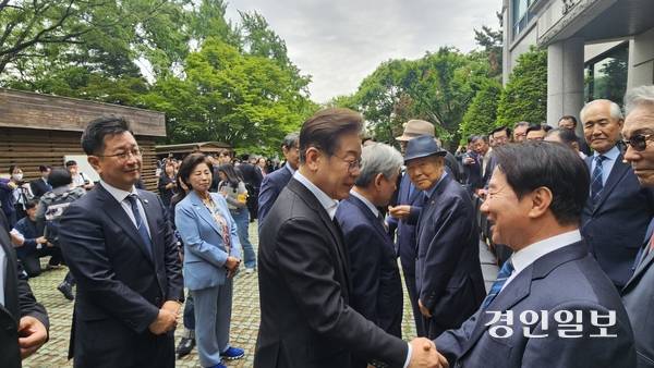 더불어민주당 이재명 대선 후보가 19일 오전 서울 마포구에 있는 대한노인회에서 임원들과 인사를 나누고 있다. 2025.5.19 /하지은기자 zee@kyeongin.com