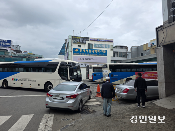 18일 오전 11시께 찾은 평택역 인근의 평택 고속버스터미널. 터미널 승강장으로 진입하려는 버스와 주정차된 차량, 보행자가 서로 뒤섞여 있다. 2025.5.18 /고건기자 gogosing@kyeongin.com