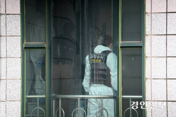 19일 시흥시 정왕동 일대에서 중국 국적의 50대 남성이 흉기를 휘두르는 사건이 발생해 2명이 사망한 것으로 확인됐다. 사진은 이날 과학수사대가 현장 감식을 하는 모습. 2025.5.19 /최은성기자 ces7198@kyeongin.com