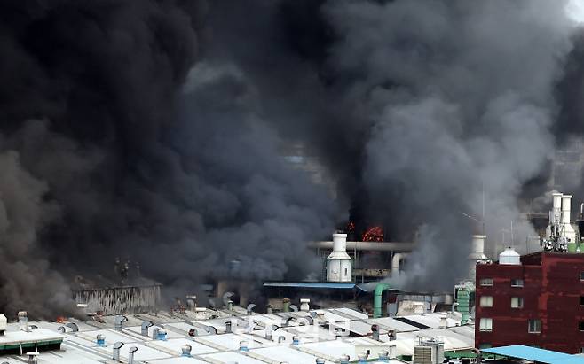 금호타이어 광주공장 화재지난 17일 불이 난 광주광역시 광산구 금호타이어 광주공장에서 검은 연기가 솟아오르고 있다. /임문철 기자 35mm@namdonews.com