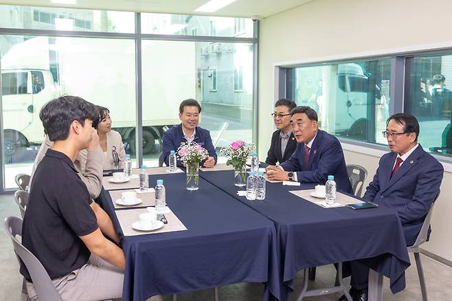 신정동 청년희망주택 준공식이 열린 19일 울산 남구 신정동 청년희망주택에서 김두겸 울산시장과 입주 청년들이 주거환경 등에 대해 이야기를 하고 있다. 최지원 기자