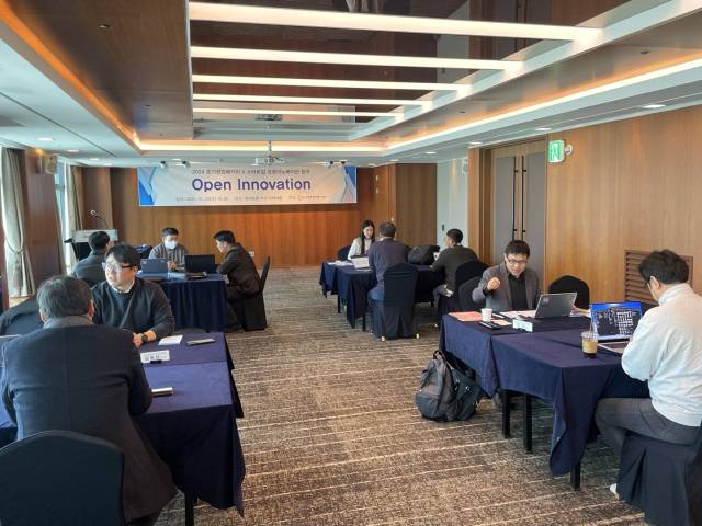 지난해 열린 오픈이노베이션 밋업 행사에서 스타트업과 중견기업들이 만나 서비스 제안을 하고 있다. 부산창경 제공