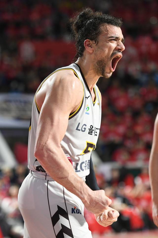 창원 LG 세이커스 아셈 마레이가 지난 17일 서울 잠실학생체육관에서 열린 프로농구 챔피언결정전 7차전 서울 SK 나이츠와의 경기에서 포효하고 있다./KBL/