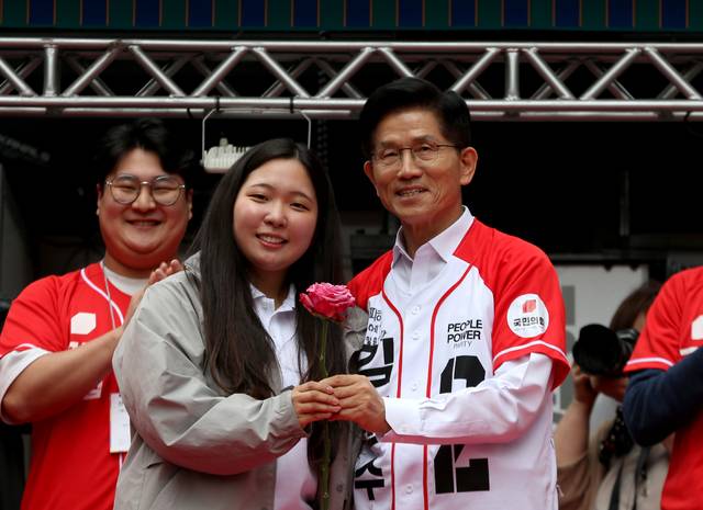 김문수 국민의힘 대선 후보가 청년공약 발표 후 지지자와 인사하고 있다.