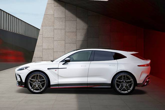 애스턴 마틴 DBX S