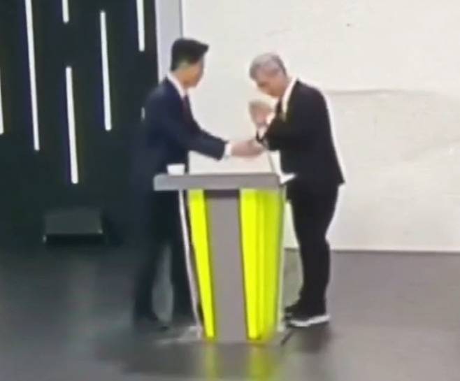 지난 18일 중앙선거방송토론위원회가 주관하는 제21대 대통령 선거 후보자 토론회가 끝난 뒤 김문수 국민의힘 후보 악수 요청을 거절하는 권영국 민주노동당 후보 (사진=중앙선거관리위원회 유튜브 영상 캡처)