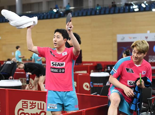 승리 후 기뻐하는 남자 복식 임종훈-안재현 조(대한탁구협회 제공)