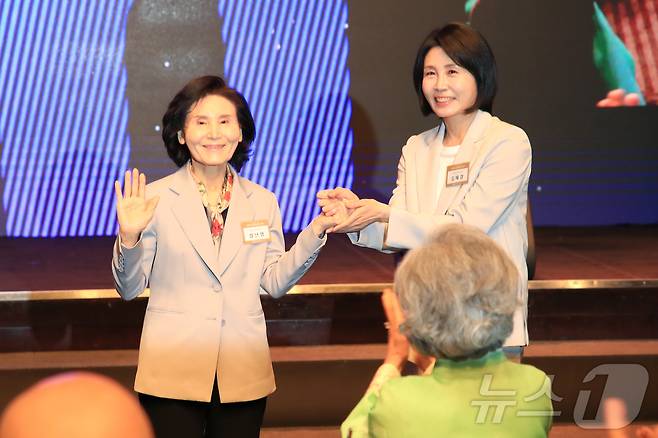 이재명 더불어민주당 대통령 후보의 부인 김혜경(오른쪽) 여사와 김문수 국민의힘 대통령 후보의 부인 설난영 여사가 지난 12일 서울 중구 신라호텔에서 열린 중앙신도회 창립 70주년 기념식에 참석해 손을 잡고 있다. (조계종 제공. 재판매 및 DB 금지) 2025.5.13/뉴스1