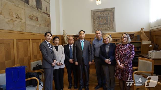 우동식 국립인천해양박물관장(가운데)과 니콜렌초스(Nikolentzos) 국립고고학박물관장 대행 일행(국립인천해양박물 제공)