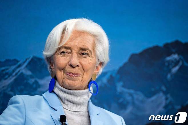 크리스틴 라가르드 ECB 총재가 18일 (현지시간) 스위스 다보스에서 열린 세계경제포럼(WEF)의 세션에 참석을 하고 있다. 2024.1.19 ⓒ AFP=뉴스1 ⓒ News1 우동명 기자