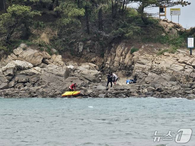 태안해경이 19일 갯바위에서 낚시를 하다 다친 30대 남성을 구조하고 있다. (태안해경 제공, 재판매 및 DB금지) / 뉴스1