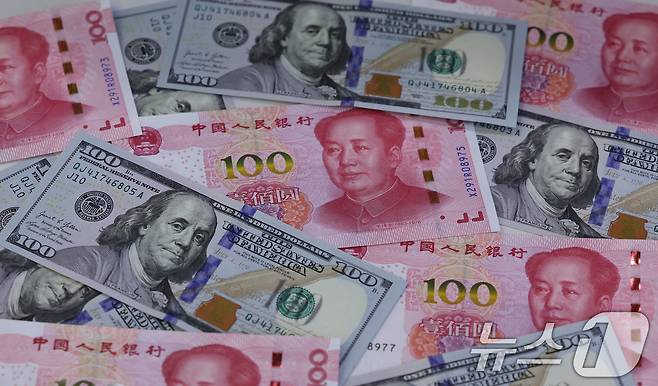 14일 서울 중구 하나은행 위변조대응센터에서 미국 달러와 위안화가 놓여 있다. 미국과 중국이 시장의 예상을 깨고 합의에 이르자, 미국 경제의 안정 기대감이 커지고 글로벌 자금이 '바이 USA(미국 자산 매수)'로 쏠렸다. 이에 따라 달러 가치는 급등했고, 위안화 역시 동반 강세를 보이고 있다. 2025.5.14/뉴스1 ⓒ News1 박지혜 기자