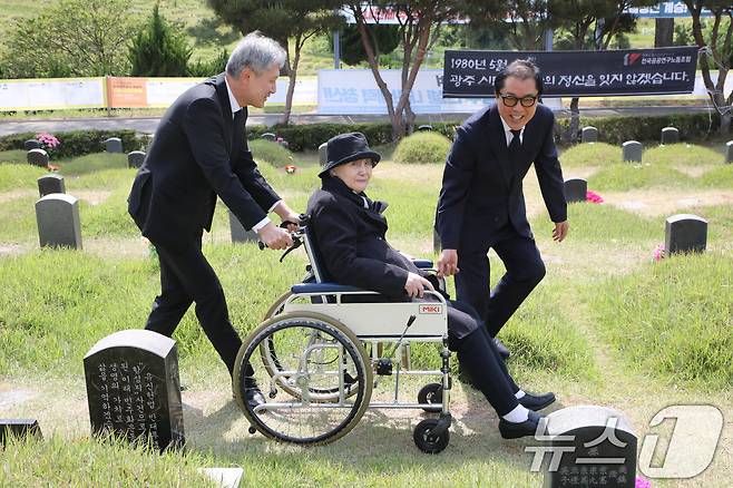 노태우 전 대통령의 아내 김옥숙씨가 19일 광주 북구 망월동 민족민주열사묘역(구묘역) 참배를 위해 이동하고 있다. 2025.5.19/뉴스1 ⓒ News1 이수민 기자