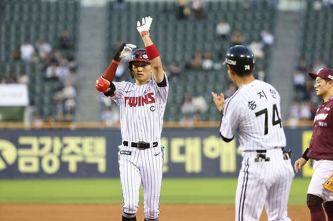 LG 박해민이 14일 서울 잠실구장에서 열린 2025 KBO리그 정규시즌 키움전서 안타를 친 후 농구 세리머니를 펼치고 있다. 사진 | LG 트윈스